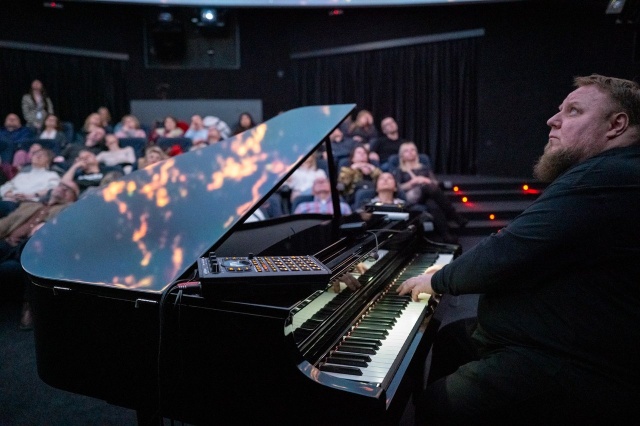 Krzysztof Baranowski. Fot. Sebastian Wołosz Krzysztof Baranowski z „Nokturnem dla Venus” w Planetarium, a także... [ROZMOWA z ARTYSTĄ, ZDJĘCIA]