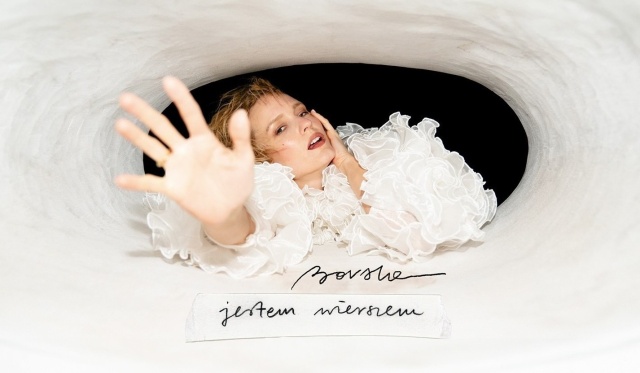 Awers okładki albumu „Jestem Wierszem”. Projekt graficzny Bovska. Fot. Monika Gibas Bovska | „Jestem Wierszem” [ROZMOWA z ARTYSTKĄ, ZDJĘCIA]