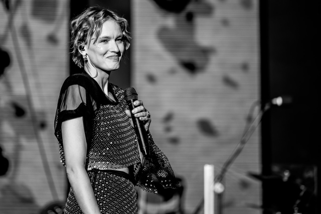 Fot. Waldemar Urbaniak. Źródło: https://www.facebook.com/photo/?fbid=1312212896940184&set=pb.100044544574634.-2207520000&locale=pl_PL Bovska | „Jestem Wierszem” [ROZMOWA z ARTYSTKĄ, ZDJĘCIA]