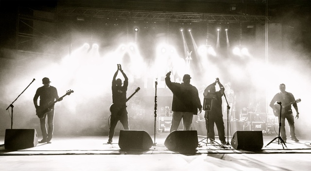 Zespół Piersi. Materiały prasowe grupy PIERSI polecają „Pigułkę szczęścia” [ROZMOWA z „ASANEM” i „DZIADKIEM”, ZDJĘCIA]