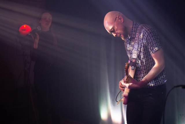 Macej Sieczak. Fot. Materiały prasowe artysty. Źródło: https://www.facebook.com/photo.php?fbid=1230790085324946&set=pb.100051818983827.-2207520000&type=3&locale=pl_PL Kozyrska x Sieczak z premierą album „Prosto w serce” [ROZMOWA, ZDJĘCIA]