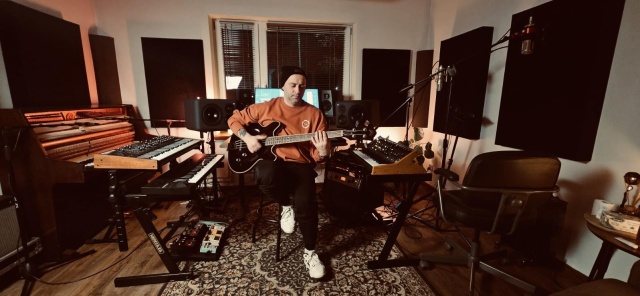 Damian Sikorski. Fot. Źródło: https://www.facebook.com/photo/?fbid=4059654924268081&set=pb.100006708398501.-2207520000&locale=pl_PL Damian Sikorski „...ucieka w 'Romansie' w bezpieczną przestrzeń snu…” [ROZMOWA, ZDJĘCIA]