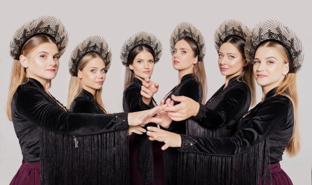 Wokalistki zespołu Zazula. Fot. Materiały prasowe grupy. Źródło: https://zazulaofficial.pl/ ZAZULA | „Łączymy archaiczny wokal z nowoczesnym brzmieniem...” [ROZMOWA, ZDJĘCIA]