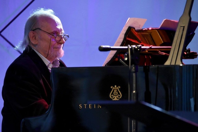 Włodzimierz Nahorny. Fot. Mariola Adela Karpowicz. Źródło: https://www.facebook.com/wlodzimierz.nahorny.official/photos/pb.100063701346979.-2207520000/1393138084104103/?type=3&locale=pl_PL Włodzimierz Nahorny spełnił marzenia w „Bliskości ciszy” [ROZMOWA, ZDJĘCIA]