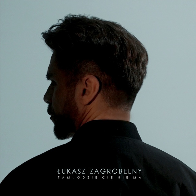 Awers okładki singla „Tam, gdzie Cię nie ma” Łukasza Zagrobelnego. Fot. Paweł Deska Łukasz Zagrobelny o pożegnaniu i tęsknocie w balladzie „Tam, gdzie Cię nie ma” [ROZMOWA, ZDJĘCIA]