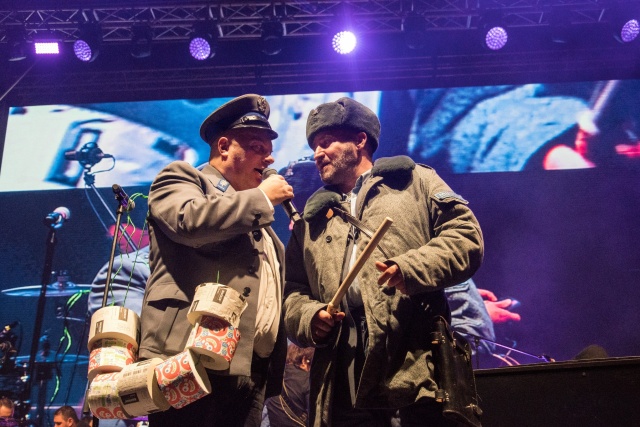 Krzysztof Skiba (od lewej) jako prowadzący widowisko „Zadzwońcie po Milicję”. Fot. Materiały prasowe artysty. Źródło: https://www.facebook.com/photo/?fbid=592444183922089&set=pb.100094695380437.-2207520000 Krzysztof Skiba | „Do szkoły chodziłem głównie dla przerw. Wymienialiśmy poglądy z kolegami i ...” [ROZMOWA z ARTYSTĄ, ZDJĘCIA]