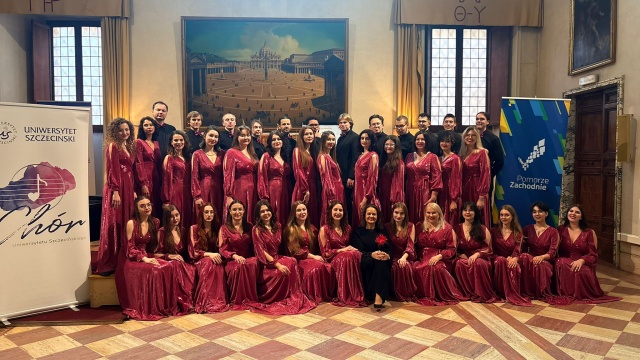 Chór Uniwersytetu Szczecińskiego pod dyrekcją Anny Tarnowskiej. Fot. Materiały prasowe zespołu Chór Uniwersytetu Szczecińskiego wrócił ze złotym laurem Międzynarodowego Konkursu w Rzymie [ROZMOWA, ZDJĘCIA]