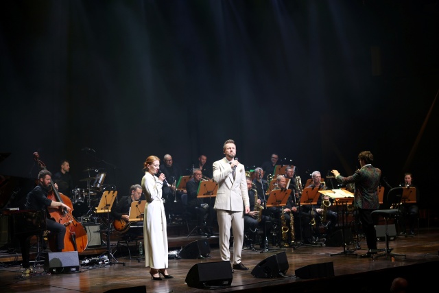 Magdalena Wilento i Michał Grobelny ze Szczecin Philharmonic Big Band pod dyrekcją Jakuba Kraszewskiego. Fot. Cezary Aszkiełowicz Szczecin Philharmonic Big Band „Świątecznie” [POSŁUCHAJ, ZDJĘCIA]
