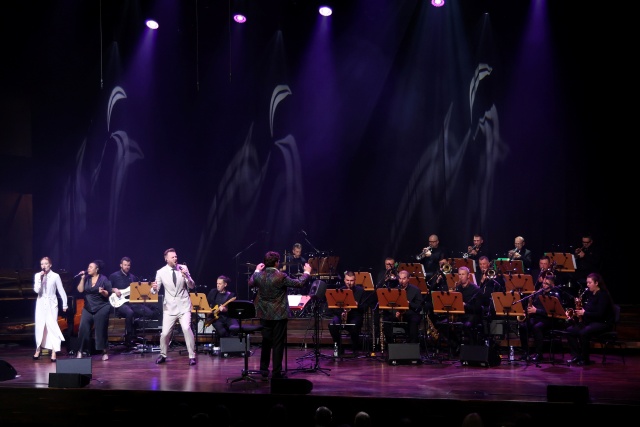 Magdalena Wilento (od lewej), Martyna Szczepaniak i Michał Grobelny ze Szczecin Philharmonic Big Band pod dyrekcją Jakuba Kraszewskiego. Fot. Cezary Aszkiełowicz Szczecin Philharmonic Big Band „Świątecznie” [POSŁUCHAJ, ZDJĘCIA]