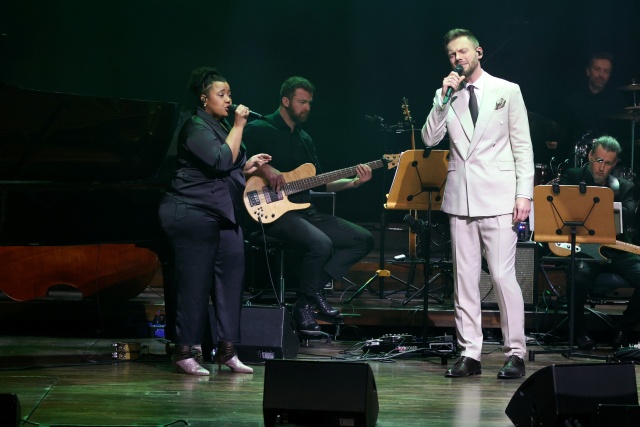 Martyna Szczepaniak i Michał Grobelny ze Szczecin Philharmonic Big Band pod dyrekcją Jakuba Kraszewskiego. Fot. Cezary Aszkiełowicz Szczecin Philharmonic Big Band „Świątecznie” [POSŁUCHAJ, ZDJĘCIA]