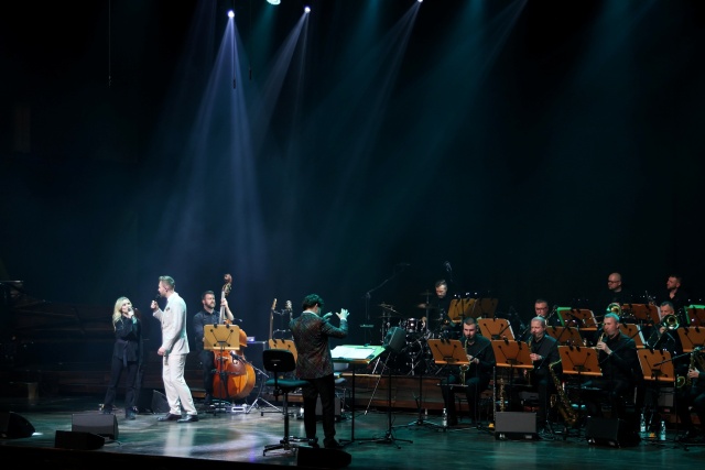 Sylwia i Michał Grobelni ze Szczecin Philharmonic Big Band pod dyrekcją Jakuba Kraszewskiego. Fot. Cezary Aszkiełowicz Szczecin Philharmonic Big Band „Świątecznie” [POSŁUCHAJ, ZDJĘCIA]