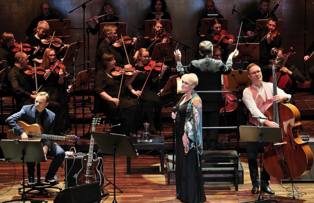 Krystyna Stańko z Orkiestrą Symfoniczną Filharmonii im. Mieczysława Karłowicza pod dyrekcją Krzysztofa Herdzina (marzec 2019). Fot. Filharmonia w Szczecinie/archiwum Krystyna Stańko nagrała „Return to Revisited” | „Kocham muzykę, która ma konkretne korzenie...” [ROZMOWA z ARTYSTKĄ, ZDJĘCIA]