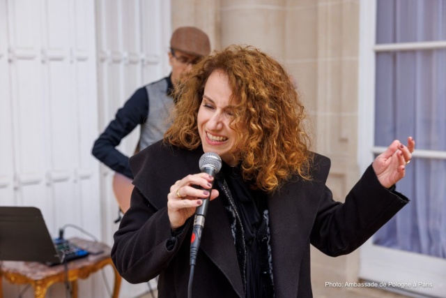 Anna Ruttar. Fot. Ambasada Rzeczypospolitej Polskiej w Republice Francuskiej z siedzibą w Paryżu. Materiały prasowe artystki. Źródło: https://www.facebook.com/photo/?fbid=7751950104825821&set=pb.100000327243564.-2207520000 Anna Ruttar poleca nie tylko „Utul mnie” [ROZMOWA z ARTYSTKĄ, ZDJĘCIA]