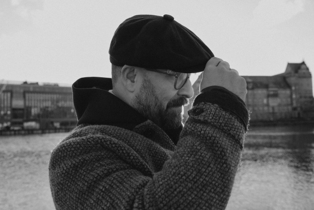 Przemusław Kazaniecki, © 2025 Estrella Photography, all rights reserved Przemysław Kazaniecki | „Energia sceny karmi w sposób absolutnie wyjątkowy...” [ROZMOWA z ARTYSTĄ]