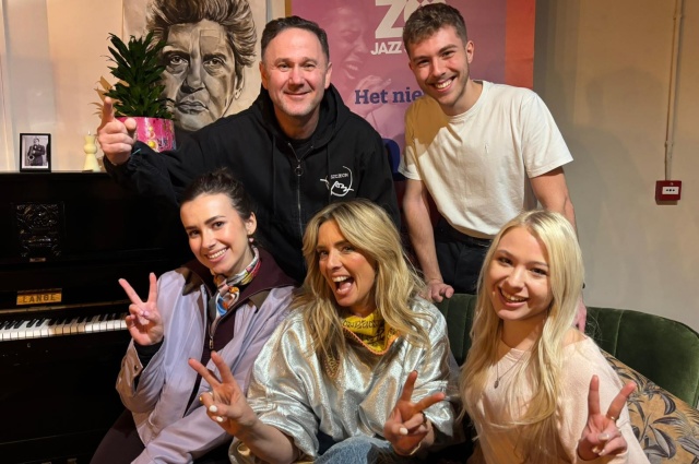 Weronika Lalik – wokalistka (od lewej), Candy Dulfer – saksofonistka, Nailah Vitha – wokalistka. W drugim rzędzie saksofoniści Sylwester Ostrowski (od lewej) i Emil Centkiewicz. Fot. Materiały prasowe Szczecin Jazz Young Talents Candy Dulfer jest ich mentorką. Trwa Szczecin Jazz Young Talents 2026 [POSŁUCHAJ, ZDJĘCIA]