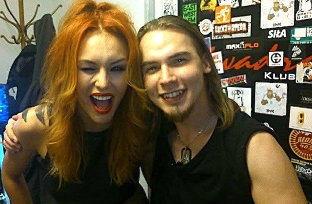 Damian Kowalski (od prawej) i Joanna Lazar z zespołu Red Lips po wspólnym koncercie. Fot. Materiały prasowe Damian Kowalski | „Moja wizja spotyka się z technologią” [ROZMOWA, ZDJĘCIA]