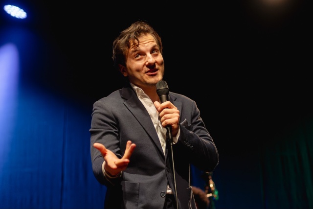 Jakub Gąsowski. Fot. Materiały prasowe artysty Jakub Gąsowski zaśpiewa Sinatrę w Studiu Koncertowym Radia Szczecin [ROZMOWA z ARTYSTĄ, ZDJĘCIA]