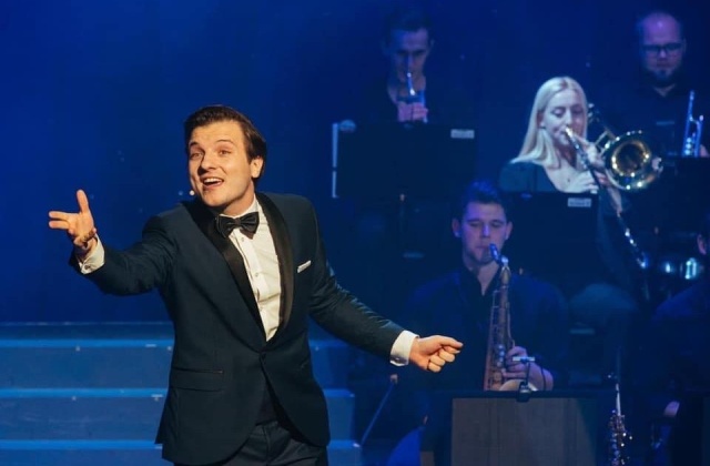 Jakub Gąsowski. Fot. Materiały prasowe artysty. Źródło: https://www.facebook.com/photo/?fbid=131688186279258&set=a.131688172945926 Jakub Gąsowski zaśpiewa Sinatrę w Studiu Koncertowym Radia Szczecin [ROZMOWA z ARTYSTĄ, ZDJĘCIA]