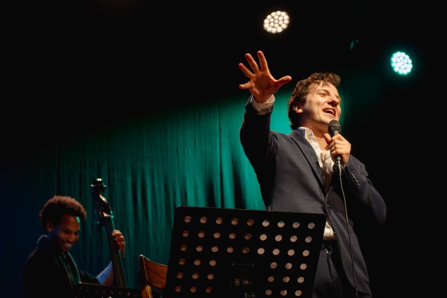 Jakub Gąsowski. Fot. Materiały prasowe artysty Jakub Gąsowski zaśpiewa Sinatrę w Studiu Koncertowym Radia Szczecin [ROZMOWA z ARTYSTĄ, ZDJĘCIA]