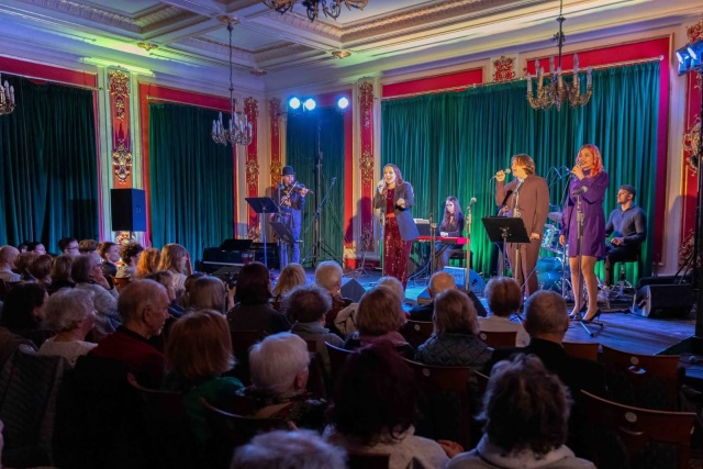 Koncert Jolanty Szczepaniak ze studentami Akademii Sztuki w Szczecinie w hołdzie dla Roberty Flack. Fot. Robert Stachnik [Materiały prasowe Domu Kultury 13 Muz w Szczecinie] Studenci Akademii Sztuki w hołdzie dla Roberty Flack [ROZMOWA]