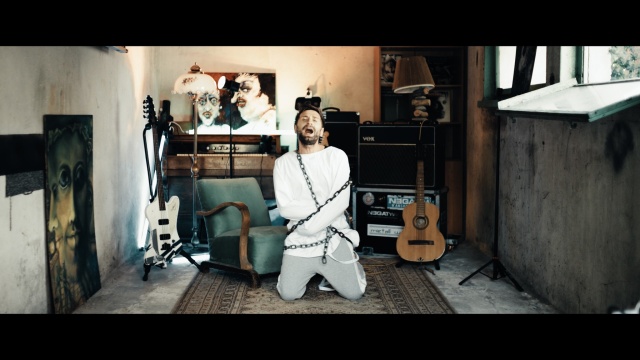 Mietall Waluś. Fot. Materiały prasowe. Źródło: https://www.facebook.com/photo.php?fbid=1369205348544829&set=pb.100063661292843.-2207520000&type=3 Mietall Waluś i Negatyw wrócili na scenę z „Autostygmatyzacją” [ROZMOWA z ARTYSTĄ, ZDJĘCIA]