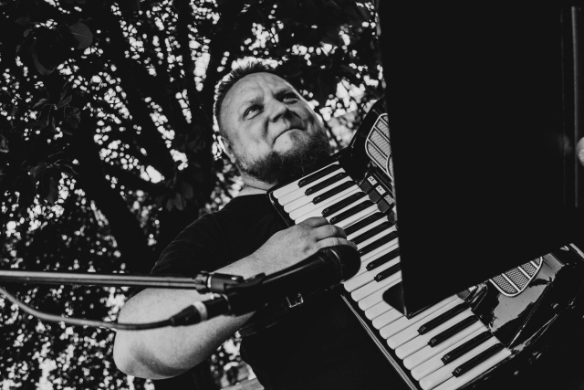 Krzysztof Baranowski. Fot. Materiały prasowe artysty Krzysztof Baranowski z zespołem Los Cafe w hołdzie Astorowi Piazzolli [ROZMOWA z ARTYSTĄ, ZDJĘCIA]