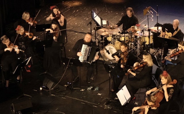 Krzysztof Baranowski z Orkiestrą Camerata Stargard. Fot. Materiały prasowe artysty Krzysztof Baranowski z zespołem Los Cafe w hołdzie Astorowi Piazzolli [ROZMOWA z ARTYSTĄ, ZDJĘCIA]