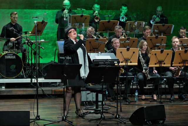 Jola Szczepaniak – wokalistka i Szczecin Philharmonic Big Band. Fot. Filharmonia w Szczecinie Jola Szczepaniak Quartet w Radiu Szczecin | „Zapraszam na koncert 16 kwietnia 2026 roku” [ROZMOWA z ARTYSTKĄ, ZDJĘCIA]