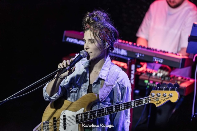 Kinga Głyk. Fot. Karolina Kiraga, materiały prasowe artystki, źródło: https://www.facebook.com/photo/?fbid=922164799267343&set=pcb.922164905933999&locale=pl_PL Kinga Głyk | „Muzyka jest ponad przyziemną sferą, jakąś miłością nade mną...” [ROZMOWA z ARTYSTKĄ, ZDJĘCIA]