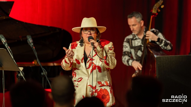 Jola Szczepaniak – wokalistka i Bartosz Świątek – kontrabasista. Fot. Robert Stachnik [Radio Szczecin] Gershwin w nowej odsłonie. Jola Szczepaniak Quartet w Studiu Koncertowym Radia Szczecin [ROZMOWA z ARTYSTAMI, ZDJĘCIA]