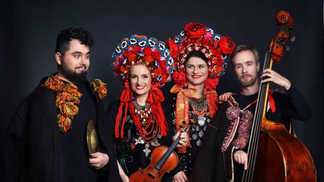 Zespół Dagadana w składzie: Bartosz Mikołaj Nazaruk – perkusja (od lewej), Dana Vynnytska (wokal, pianino), Dagmara Gregorowicz (wokal, elektronika), Mikołaj Pospieszalski (kontrabas, gitara basowa, skrzypce, wokal). Fot. Anna Góra . Fot. Materiały prasowe grupy DAGADANA w świnoujskiej Muszli Koncertowej wystąpi w ramach 18. Bałtyckiego Business Forum [ROZMOWA z DAGĄ GREGOROWICZ, ZDJĘCIA]