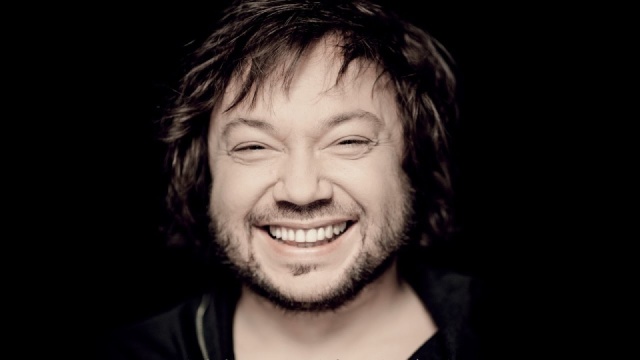 Mietek Szcześniak – wokalista, kompozytor, aranżer, producent muzyczny. Fot. Materiały prasowe artysty Mietek Szcześniak przed premierą albumu „Brothers” z tuzami amerykańskiej sceny [ROZMOWA z ARTYSTĄ, ZDJĘCIA]