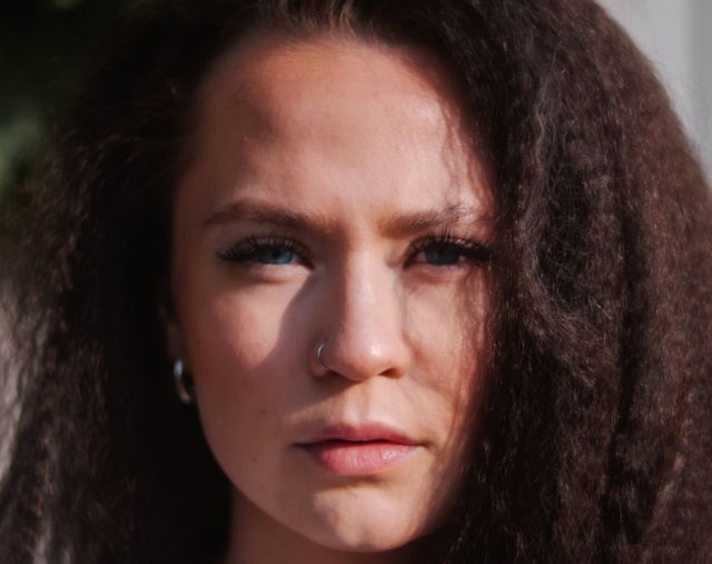 Julia Bury – wokalistka, kompozytorka, autorka tekstów. Fot. @przygodnyadam Julia Bury wydała debiutancki album „Ja Julia” [ROZMOWA z ARTYSTKĄ, ZDJĘCIA]