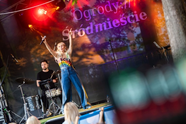Reni Jusis. Fot. Ogrody Śródmieście w Szczecinie Reni Jusis | „W dzieciństwie słuchałam transmisji z Konkursu Chopinowskiego…” [WYWIAD z ARTYSTKĄ, ZDJĘCIA]