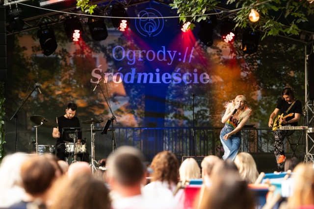 Reni Jusis. Fot. Ogrody Śródmieście w Szczecinie Reni Jusis | „W dzieciństwie słuchałam transmisji z Konkursu Chopinowskiego…” [WYWIAD z ARTYSTKĄ, ZDJĘCIA]
