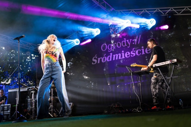 Reni Jusis. Fot. Ogrody Śródmieście w Szczecinie Reni Jusis | „W dzieciństwie słuchałam transmisji z Konkursu Chopinowskiego…” [WYWIAD z ARTYSTKĄ, ZDJĘCIA]