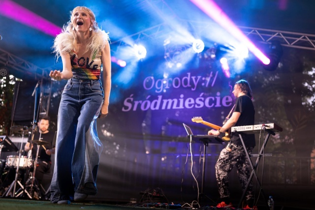 Reni Jusis. Fot. Ogrody Śródmieście w Szczecinie Reni Jusis | „W dzieciństwie słuchałam transmisji z Konkursu Chopinowskiego…” [WYWIAD z ARTYSTKĄ, ZDJĘCIA]