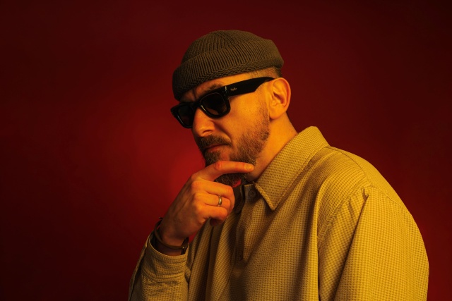 Bartosz Kochanek, ps. Barry Black. Fot. Michał Schwierc Bartosz Kochanek. Od produkcji hitów dla gwiazd po solowy projekt Barry Black [ROZMOWA Z ARTYSTĄ, ZDJĘCIA]