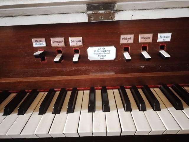 Manuał organów Barnima Grüneberga z roku 1906 (opus 528) w kościele w Fahrenwalde. Fot. Materiały prasowe Międzynarodowy Festiwal „Muzyczna podróż śladami Grünebergów”. Koncert (17.12.2023) w hołdzie Barnimowi Grünebergowi