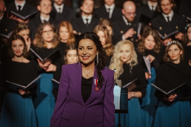 Prof. Sylwia Fabiańczyk-Makuch wyróżniona Srebrną Odznaką Honorową Gryfa Zachodniopomorskiego. Fot. Hubert Grygielewicz Owacje na stojąco, bisy i odznaczenia dla Chóru Politechniki Morskiej. Koncert sakralny zwieńczył obchody 20. lecia zespołu [ROZMOWA, ZDJĘCIA]