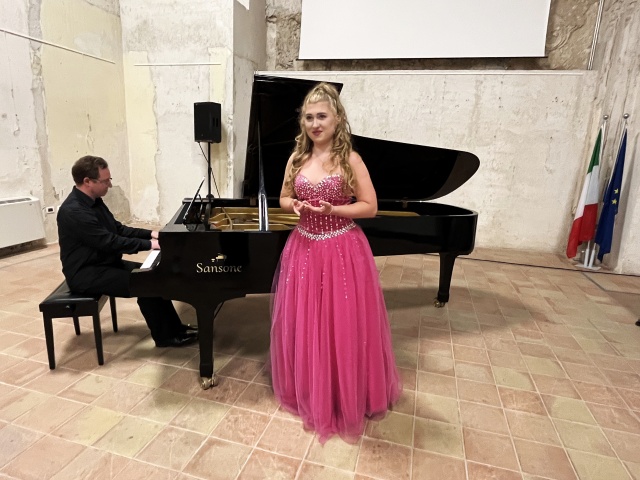 Weronika Włodarczyk – mezzosopranistka śpiewa na XV Concorso Musicale Città di Filadelfia Premio Speciale „Paolo Serrao” we Włoszech z towarzyszeniem pianisty Maxima Averkieva. Fot. Barbara Włodarczyk Weronika Włodarczyk z Akademii Sztuki w Szczecinie zaśpiewała w słynnej wiedeńskiej Musikverein [WYWIAD, ZDJĘCIA]