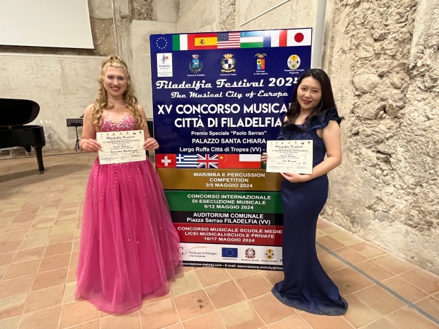 Weronika Włodarczyk – mezzosopranistka (od lewej) ze Złotym Dyplomem XV Concorso Musicale Città di Filadelfia Premio Speciale „Paolo Serrao” we Włoszech i Liu Yaxuan – sopranistka z laurem tego Konkursu. Fot. Barbara Włodarczyk Weronika Włodarczyk z Akademii Sztuki w Szczecinie zaśpiewała w słynnej wiedeńskiej Musikverein [WYWIAD, ZDJĘCIA]