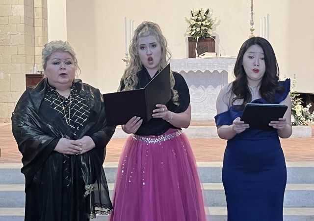 Sylwia Burnicka-Kalischewska - sopranistka (od lewej), Weronika Włodarczyk (mezzosopran), Liu Yaxuan (sopran) śpiewają w Concattedrale di Maria Santissima di Romania w Tropei. Fot. Barbara Włodarczyk Weronika Włodarczyk z Akademii Sztuki w Szczecinie zaśpiewała w słynnej wiedeńskiej Musikverein [WYWIAD, ZDJĘCIA]