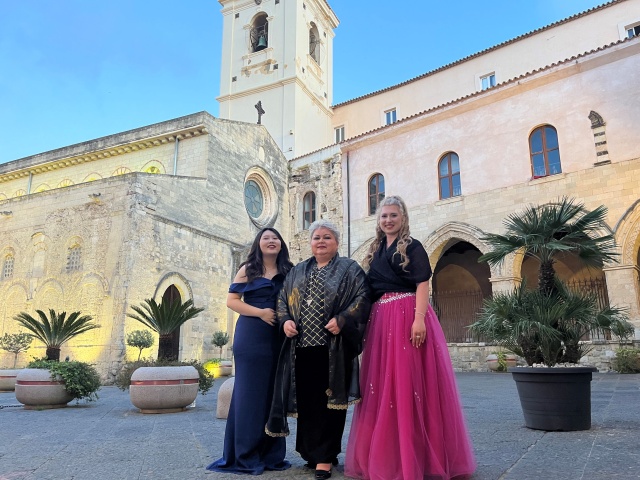 Liu Yaxuan – sopranistka (od lewej), Sylwia Burnicka-Kalischewska (sopran), Weronika Włodarczyk (mezzosopran) przed Concattedrale di Maria Santissima di Romania w Tropei. Fot. Barbara Włodarczyk Weronika Włodarczyk z Akademii Sztuki w Szczecinie zaśpiewała w słynnej wiedeńskiej Musikverein [WYWIAD, ZDJĘCIA]