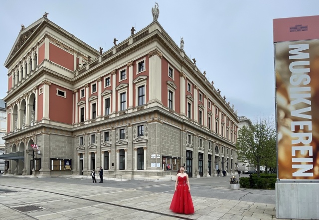 Weronika Włodarczyk – mezzosopranistka przed koncertem w Musikverein w Wiedniu w Gläserner Saal/Magna Auditorium. Fot. Materiały prasowe Grand Prize Virtuoso Weronika Włodarczyk z Akademii Sztuki w Szczecinie zaśpiewała w słynnej wiedeńskiej Musikverein [WYWIAD, ZDJĘCIA]