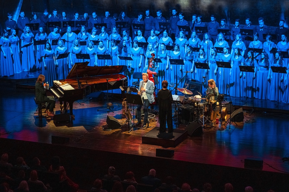 Zespół Leszka Możdżera i Chór Politechniki Morskiej w Szczecinie pod dyrekcją Sylwii Fabiańczyk-Makuch w Filharmonii im. Mieczysława Karłowicza w Szczecinie. Fot. Hubert Grygielewicz