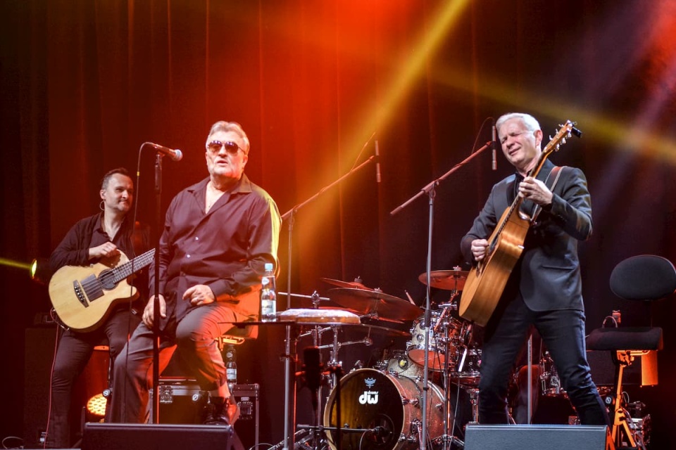 Marek Raduli (od prawej) z Krzysztofem Cugowskim. Fot. Materiały prasowe artysty, źródło: https://marekraduli.com/#galeria