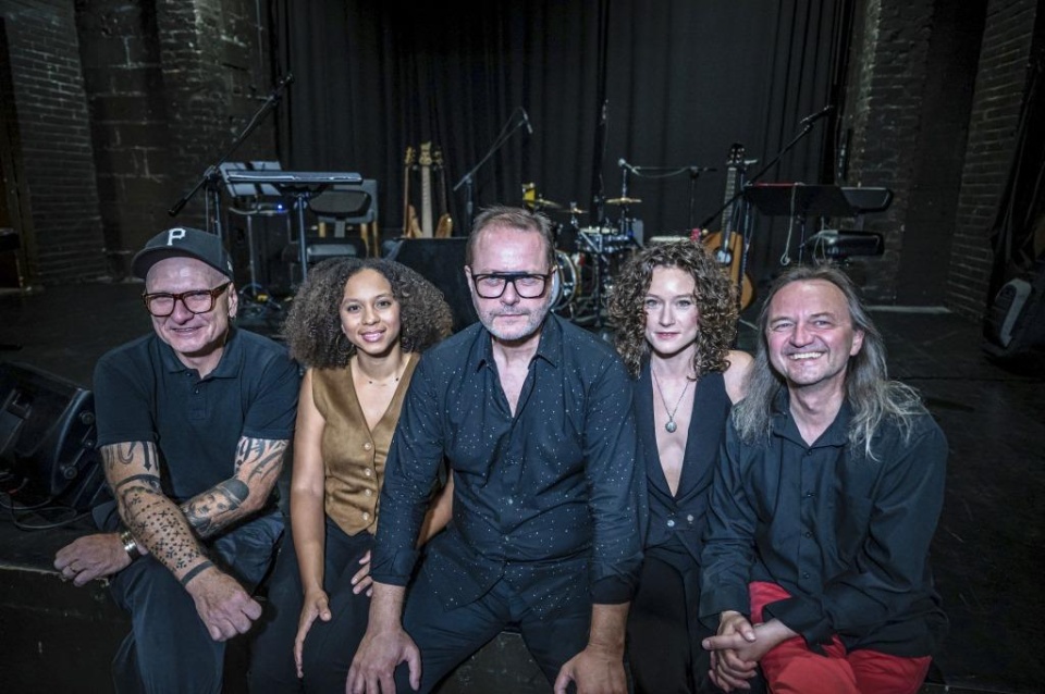 Wojciech Pilichowski – gitara basowa (od lewej), Shandrelica „Shandy” Casper (perkusja, perkusjonalia, śpiew), Artur Żmijewski (śpiew), Ewa Żmijewska (gitara, śpiew), Andrzej „E-moll” Kowalczyk (gitary, instrumenty klawiszowe, śpiew). Fot. Jacek Jastrowicz