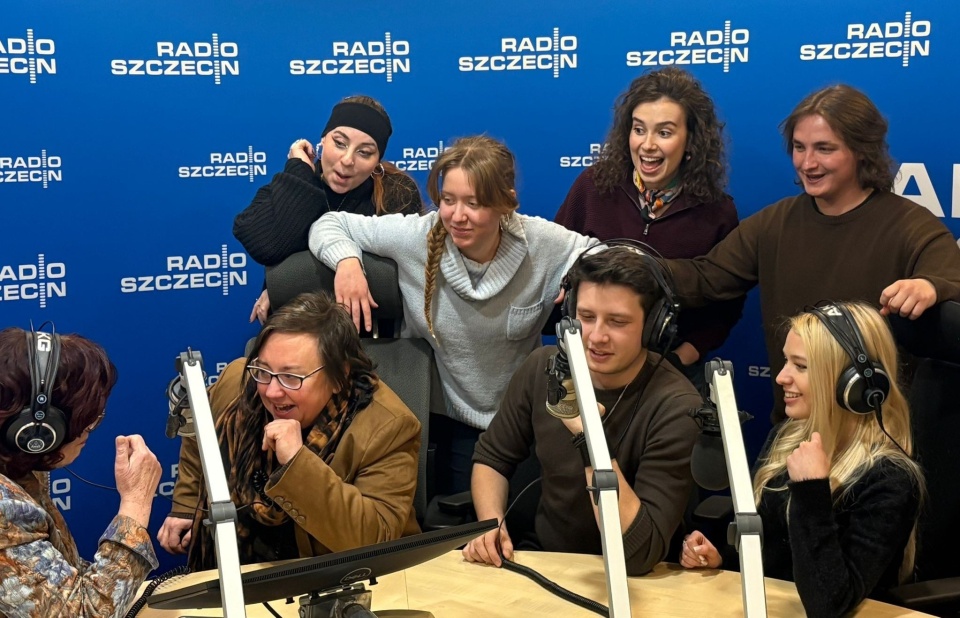 Jolanta Szczepaniak (od lewej), Marta Dudek, Julia Jurksztowicz, Weronika Lalik, Nailah Vitha, Szymon Sarniak i Eugenyakhei Valtchok z zespołu Vocal Summit Akademii Sztuki w Szczecinie. Fot. Jędrzej Gawroński [Radio Szczecin]