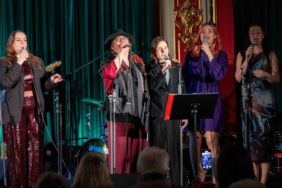Koncert Jolanty Szczepaniak ze studentami Akademii Sztuki w Szczecinie w hołdzie dla Roberty Flack. Fot. Robert Stachnik [Materiały prasowe Domu Kultury 13 Muz w Szczecinie]